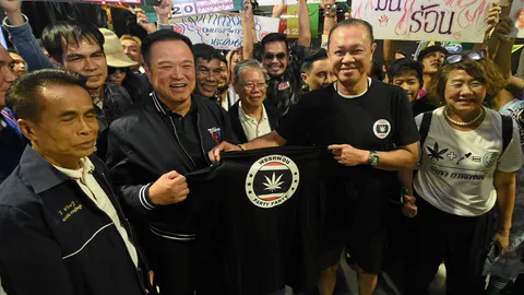 มอบเสื้อ 