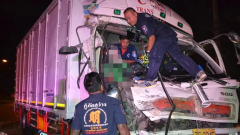 หกล้อชนท้ายรถพ่วง อัดก๊อบปี้คนขับเจ็บติดคารถ บนถนนสุวรรณศรที่นครนายก