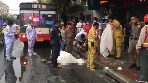 หนุ่ม 17 ขี่จยย.ชนเก๋งล้มโดนรถเมล์สาย 96 ทับร่างเละก่อนแยกลาดพร้าว 101