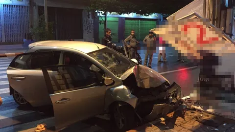 หนุ่มซิ่งเก๋งอัดเสาไฟฟ้าใกล้วงเวียนถนนข้าวหลามหัวฟาดกระจกหน้าตายคาที่