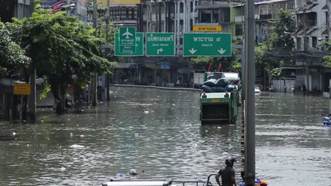 ทำบ่อหน่วงน้ำใต้ดิน แก้ไขน้ำท่วมดินแดง