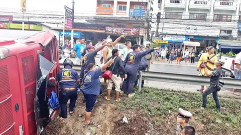 รถทัวร์จีนเจอจยย.พ่วงกลับรถตัดหน้าหักลงร่องกลาง สาหัส 7 เจ็บเล็กน้อย 6