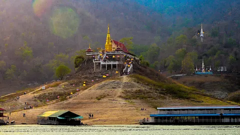 ไหว้สาสรงน้ำพระธาตุแก่งสร้อย
