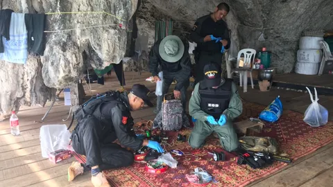 ตร.กระบี่ อึ้งพบอุปกรณ์ทำระเบิด ซุกในเกาะสัมปทานรังนกบนเกาะทะลุ