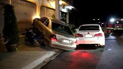 อดีตกำนันฆ่าโหดกิ๊ก หึงร้านโอเกะ นั่งคุยลูกค้า (คลิป)