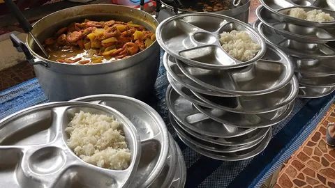 ปมอิ่มเที่ยงพ่นพิษจี้สอบวินัย ผอ.โรงเรียน