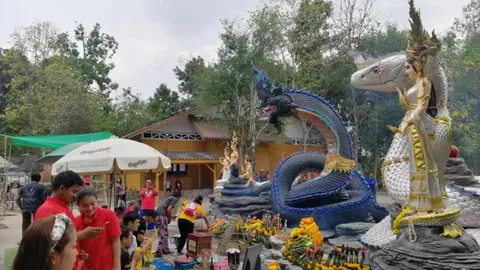 ชาวอุบลฯ แห่ไหว้ปู่พญานาคฯ เพื่อความเป็นสิริมงคลรับโชคลาภก่อนเล่นน้ำ