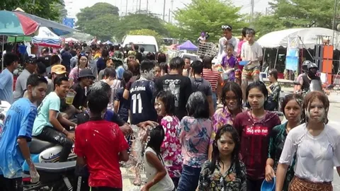 สงกรานต์อ่างทองวันที่ 2 สุดมัน คนแห่เล่นน้ำ ถนนข้าวสุกคึกคัก 