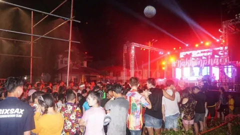 กลางวันมันร้อน ถนนข้าวปุ้นให้เล่นน้ำกลางคืน เปิด EDM ให้สายแดนซ์เต้น