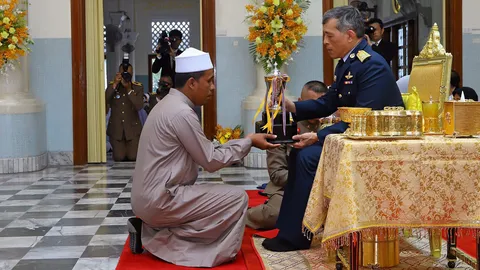 สมเด็จพระเจ้าอยู่หัว พระราชทานรางวัลการทดสอบการอัญเชิญพระมหาคัมภีร์อัลกุรอาน ประจำปี 2561