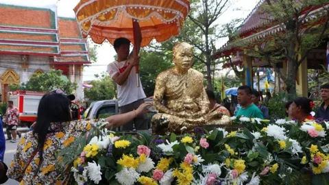 ชาวบางวัวจัดขบวนรถกว่า 50 คัน แห่องค์หลวงพ่อดิ่ง ให้ปชช.สรงน้ำพระ