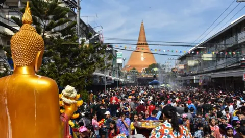 นครปฐมปิดถนนข้าวหมูแดงยาว 2 กม.ให้คนนับหมื่นเล่นน้ำสงกรานต์