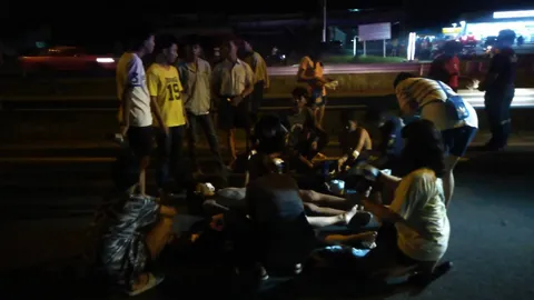 เด็กแว้นซิ่งจยย.ชนท้ายกระบะ เพื่อนขับตามหลังเหยียบซ้ำเจ็บระนาว