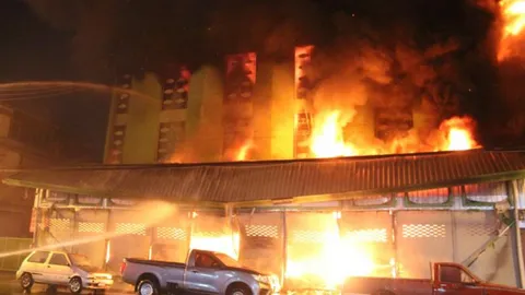 เพลิงพิโรธกลางเมืองสกลฯ เผาวอดโรงหนังเก่าแก่ เปิดเป็นร้านขายปุ๋ย