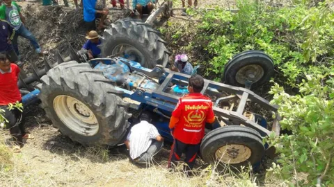 ลุงโคราชขับรถไถเสียหลัก พลิกคว่ำกลางทุ่งนา ทับแขนเจ็บหวิดดับ