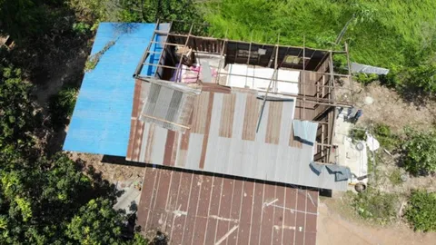 ชาวบ้าน อ.ตรอน เจอพายุถล่มพัดหลังคาปลิว เสียหายเดือดร้อนเกือบ 50 หลัง