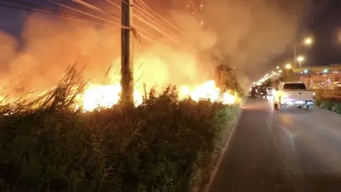 ไฟไหม้ลามป่าหญ้า ระดมดับเพลิงนับชั่วโมง หวิดไหม้โรงงานในฉะเชิงเทรา