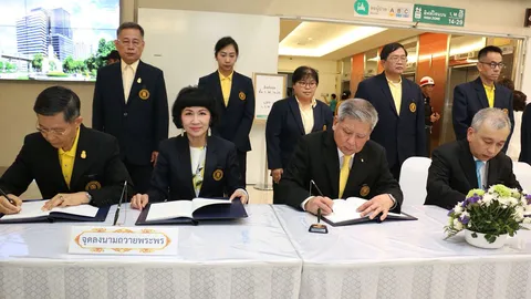 คณะกรรมการ มูลนิธิป่อเต็กตึ๊ง ถวายแจกันดอกไม้-ลงนามถวายพระพร พระราชินีในรัชกาลที่ 9