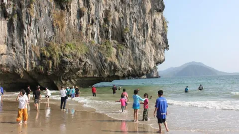 เมืองตรังร้อนมาก ชาวบ้านนักท่องเที่ยวแห่ไปทะเล สัมผัสธรรมชาติหาดยาว