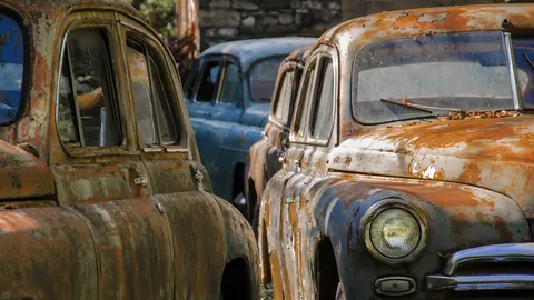 ซากรถเก๋งจอดทิ้งไว้นานนับปี ในซอยรามอินทรา 39 กีดขวางเส้นทางการสัญจร