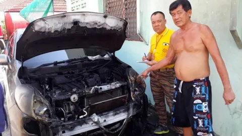 ไฟไหม้เก๋งที่ระยอง โชคดีดับทันไม่วอดหมด เจ้าของสงสัยเพราะอากาศร้อน