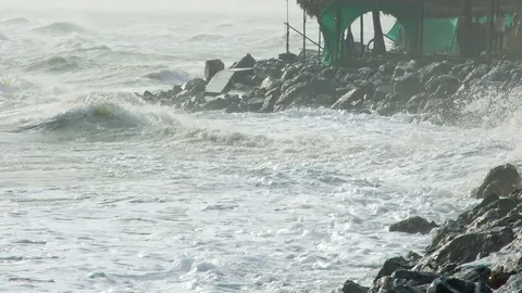 ชาวบ้านทับสะแก รอนานแล้ว สร้างแนวกันคลื่นหาดทุ่งประดู่ ยังสร้างไม่เสร็จเสียที