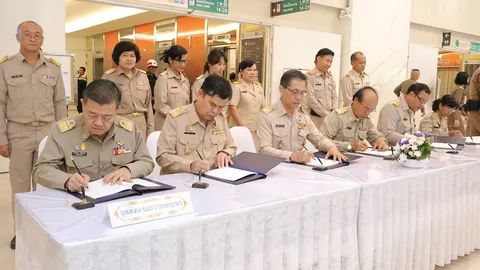 เลขาฯส.ป.ก.และ ขรก.ร่วมลงนามถวายพระพร พระบรมราชินีนาถ ในรัชกาลที่ 9