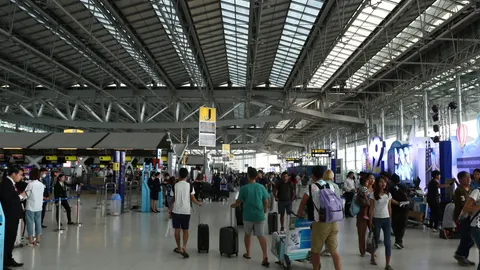 เร่งปรับปรุงเคาน์เตอร์ตรวจคนเข้าเมือง รองรับผู้โดยสารทะลักสุวรรณภูมิ 