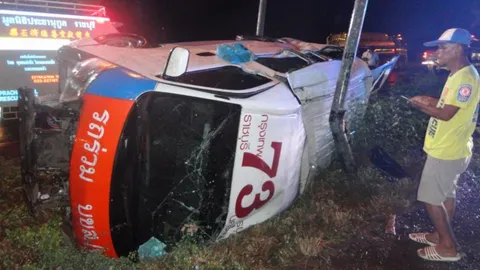 รถตู้ไปเพชรบุรี ตกร่องถนนอัดต้นไม้ สาวปวช. คอหักดับ เจ็บ 12