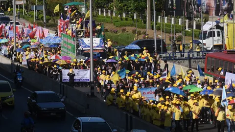 กลุ่มผู้ใช้แรงงานสวมเสื้อเหลือง จัดขบวนเดินเทิดพระเกียรติ ร.10 