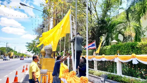 ชาวหัวหิน ประดับธง ติดไฟรั้ววังไกลกังวล เฉลิมพระเกียรติในโอกาสมหามงคล