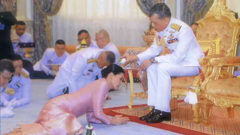 สมเด็จพระเจ้าอยู่หัว ทรงประกอบพระราชพิธีราชาภิเษก