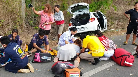 เซ่นเนินร้อยศพชลบุรี เก๋งแซงซ้ายตกข้างทางชนอัดต้นไม้ดับ 1 สาหัส 1