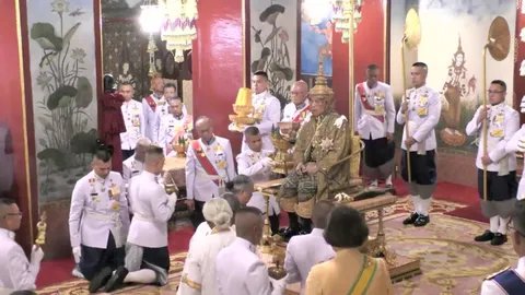 พระบาทสมเด็จพระเจ้าอยู่หัว พระราชทานพระปฐมบรมราชโองการ