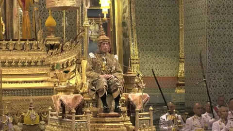 พระบาทสมเด็จพระเจ้าอยู่หัว เสด็จออกมหาสมาคม รับการถวายพระพรชัยมงคล