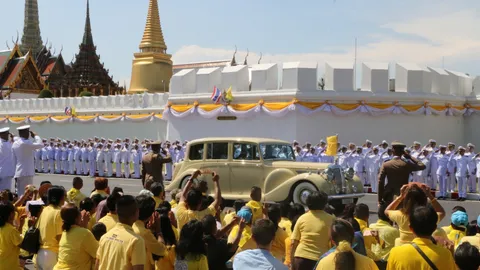 ประมวลภาพ ประชาชนเฝ้าฯ รับเสด็จ "สมเด็จพระเจ้าอยู่หัว"