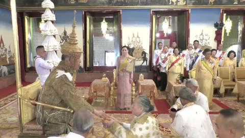 ประมวลภาพประวัติศาสตร์ พระบาทสมเด็จพระเจ้าอยู่หัว ทรงรับเครื่องราชกกุธภัณฑ์