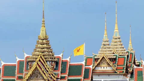 เชิญ “ธงมหาราช” พระราชอิสริยยศแห่งพระมหากษัตริย์ ขึ้นเหนือพระบรมมหาราชวัง