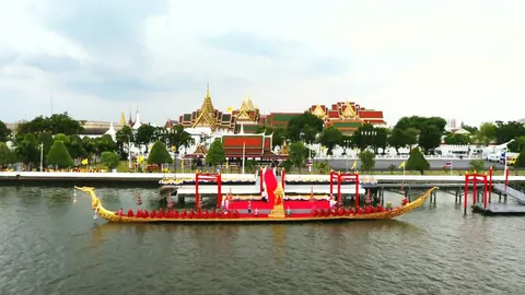 ประมวลภาพ เชิญ “ธงมหาราช” ขึ้นบนยอดเสาเหนือพระบรมมหาราชวัง