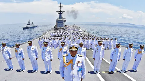 ทหารเรือ 3 พันนาย แปรอักษร HS๑๐ KING บนดาดฟ้าเรือหลวงจักรีนฤเบศร