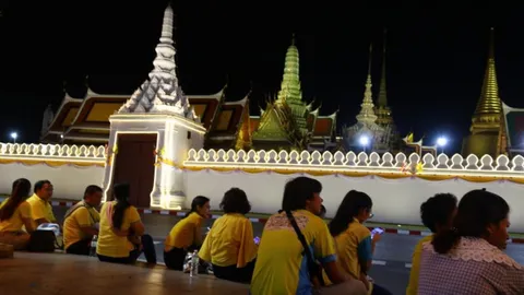 ประชาชนปักหลัก เฝ้าฯรับเสด็จพระบาทสมเด็จพระเจ้าอยู่หัวเสด็จฯเลียบพระนคร