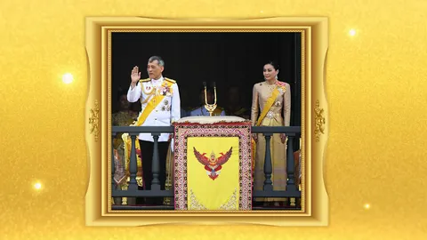 "ในหลวง" เสด็จออกสีหบัญชร พสกนิกร เปล่งเสียง "ทรงพระเจริญ" กึกก้อง