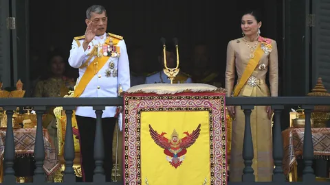 สื่อนอกรายงาน ในหลวง พระราชินีเสด็จออกสีหบัญชร พสกนิกรถวายพระพรก้องโลก 