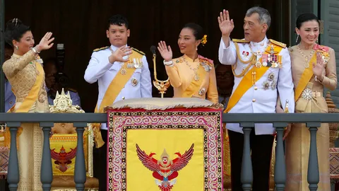 เสด็จออกสีหบัญชรงดงาม 3 เจ้าฟ้า 1 ราชินีคู่พระทัย ทรงร่วมโบกพระหัตถ์