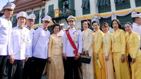 กลุ่มบีเจซี บิ๊กซี ร่วมเฝ้าฯ ถวายพระพรชัยมงคลพระบาทสมเด็จพระเจ้าอยู่หัว ในโอกาสพิธีบรมราชาภิเษก
