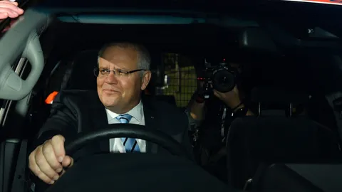 สาวออสซี่ปาไข่ใส่หัวนายกฯ