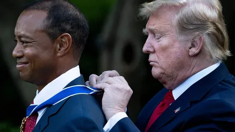 ทรัมป์มอบเหรียญเชิดชูพลเมืองอเมริกันให้ ไทเกอร์ วูดส์