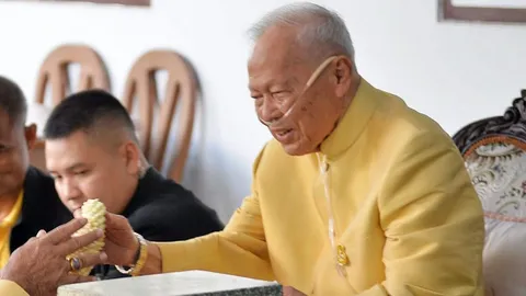 ในหลวง โปรดเกล้าฯ พระราชทานเหรียญรัตนาภรณ์ รัชกาลที่ 10 แก่ พล.อ.เปรม