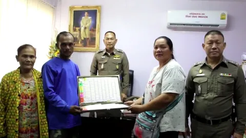โผล่แล้ว เจ้าของแผงลอตเตอรี่หาย สุดซึ้งใจหนุ่มรับเหมาเก็บส่งตำรวจ