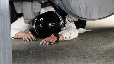 สาวขี่มอเตอร์ไซค์ลื่นทรายเสียหลักกลิ้งเข้าใต้รถพ่วง ถูกล้อบดขาขวาแหลก